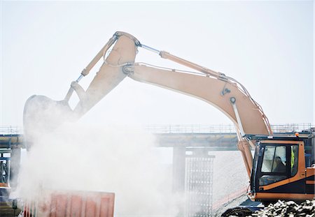simsearch:6113-06625850,k - Digger working on site Photographie de stock - Premium Libres de Droits, Code: 6113-06625863