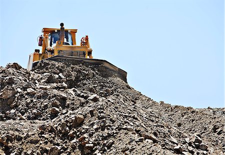 simsearch:6113-06625850,k - Bulldozer working in quarry Photographie de stock - Premium Libres de Droits, Code: 6113-06625861