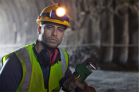 Worker using wrench in tunnel Foto de stock - Sin royalties Premium, Código: 6113-06625870