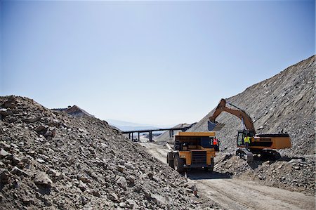 simsearch:6113-06625850,k - Machinery at work in quarry Photographie de stock - Premium Libres de Droits, Code: 6113-06625872