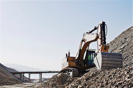 simsearch:6113-06625850,k - Digger working in quarry Photographie de stock - Premium Libres de Droits, Code: 6113-06625883