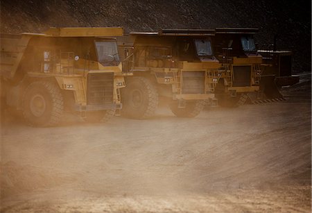 simsearch:6113-06625850,k - Trucks parked on road in quarry Photographie de stock - Premium Libres de Droits, Code: 6113-06625963