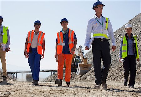 Workers and business people walking in quarry Foto de stock - Sin royalties Premium, Código: 6113-06625982