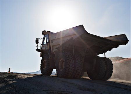 steinbruch - Silhouette of truck in quarry Foto de stock - Sin royalties Premium, Código: 6113-06625995