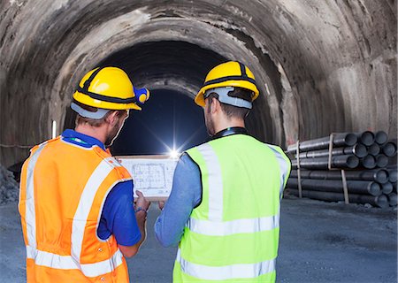 Workers reading blueprints in tunnel Foto de stock - Sin royalties Premium, Código: 6113-06625905