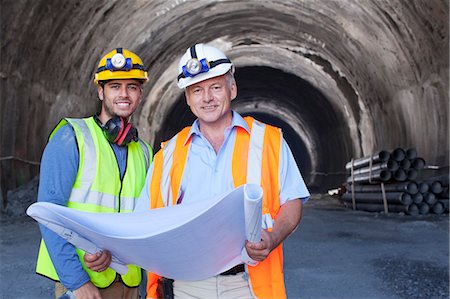 schwer - Workers reading blueprints in tunnel Stockbilder - Premium RF Lizenzfrei, Bildnummer: 6113-06625912