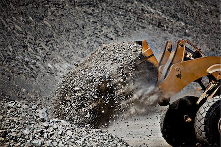 equipment for loading and unloading for ships - Digger working in quarry Stock Photo - Premium Royalty-Free, Code: 6113-06625921