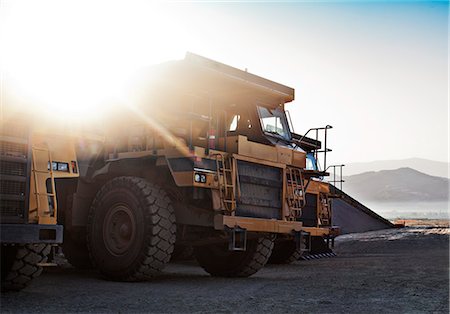 dump truck - Machinery parked on site Foto de stock - Sin royalties Premium, Código: 6113-06625922