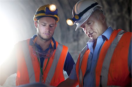 person with flashlight - Workers talking in tunnel Photographie de stock - Premium Libres de Droits, Code: 6113-06625929