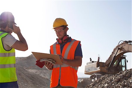 Workers standing in quarry Foto de stock - Sin royalties Premium, Código: 6113-06625931