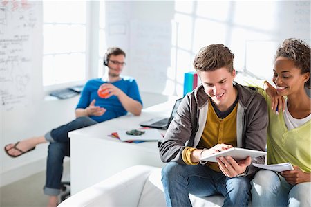 startup - Business people using digital tablet in office Stockbilder - Premium RF Lizenzfrei, Bildnummer: 6113-06626043