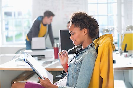 Businesswoman making notes at desk Foto de stock - Sin royalties Premium, Código: 6113-06626062