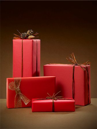 schlaufe - Stack of wrapped Christmas presents Foto de stock - Sin royalties Premium, Código: 6113-06626092