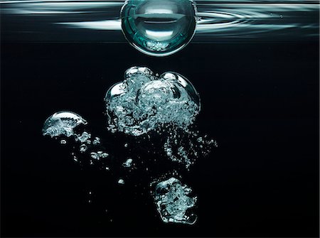 Bubbles floating underwater Foto de stock - Sin royalties Premium, Código: 6113-06626098