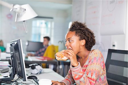 start up - Businesswoman eating burger at desk Foto de stock - Sin royalties Premium, Código: 6113-06626032