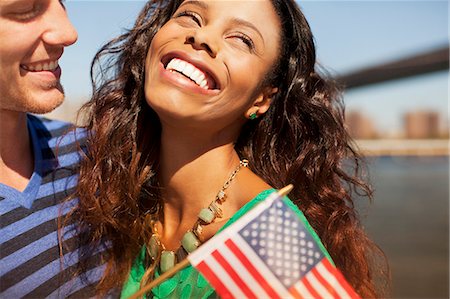 Couple with American flag by city cityscape Foto de stock - Sin royalties Premium, Código: 6113-06626168