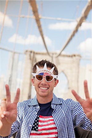 Man in novelty sunglasses on urban bridge Foto de stock - Sin royalties Premium, Código: 6113-06626199