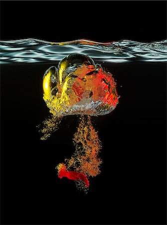 High speed image of balloon popping underwater Photographie de stock - Premium Libres de Droits, Code: 6113-06626106