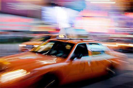 Blurred view of taxi on city street at night Photographie de stock - Premium Libres de Droits, Le code de l’image : 6113-06626112