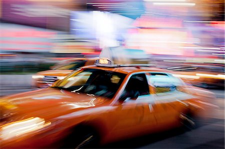 Blurred view of taxi on city street at night Photographie de stock - Premium Libres de Droits, Code: 6113-06626112