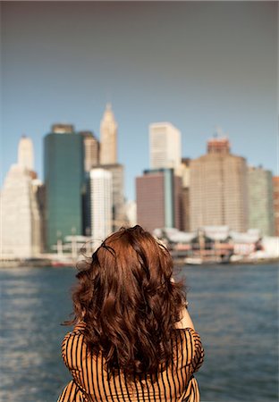 excursion turistica - Woman taking picture of urban cityscape Foto de stock - Sin royalties Premium, Código: 6113-06626132