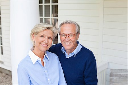 Couple smiling together outdoors Photographie de stock - Premium Libres de Droits, Code: 6113-06626386