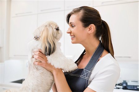 Groomer holding dog in office Foto de stock - Sin royalties Premium, Código: 6113-06626445