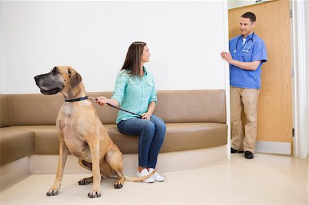 doorway - Veterinarian calling owner and dog into vet's surgery Photographie de stock - Premium Libres de Droits, Code: 6113-06626434