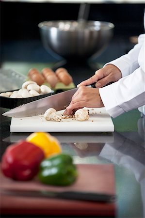 set de table - Chef chopping vegetables in restaurant kitchen Foto de stock - Sin royalties Premium, Código: 6113-06626533