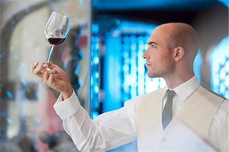 examinar - Waiter examining glass of wine in restaurant Foto de stock - Sin royalties Premium, Código: 6113-06626531