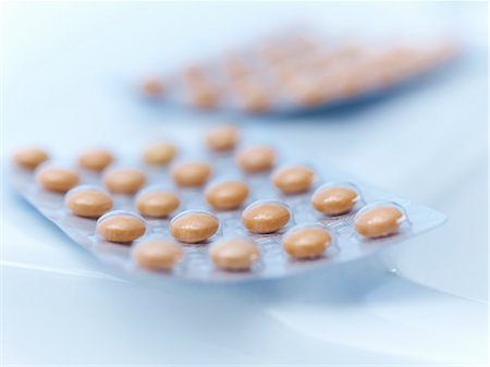 pharmaceutical drugs - Close up of pills in blister pack Foto de stock - Sin royalties Premium, Código: 6113-06626661