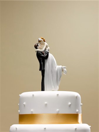 Bride and groom topper on wedding cake Foto de stock - Sin royalties Premium, Código: 6113-06626620