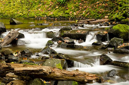 simsearch:6113-06626664,k - Rocky river in rural landscape Photographie de stock - Premium Libres de Droits, Code: 6113-06626717