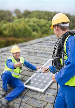 Workers installing solar panel on roof Foto de stock - Sin royalties Premium, Código: 6113-06753224