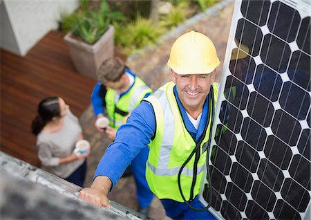 simsearch:6113-06753251,k - Worker installing solar panel on roof Foto de stock - Sin royalties Premium, Código: 6113-06753234