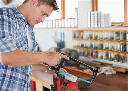 freizeitbeschäftigung - Man working in workshop Stockbilder - Premium RF Lizenzfrei, Bildnummer: 6113-06753350