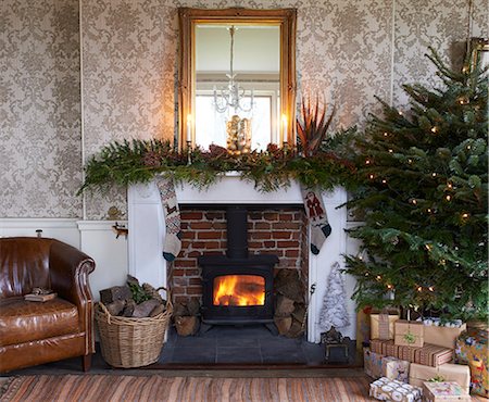 foyer (âtre) - Christmas tree and fireplace in living room Photographie de stock - Premium Libres de Droits, Code: 6113-06753362