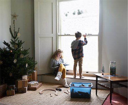 fasziniert - Children in living room with Christmas tree Stockbilder - Premium RF Lizenzfrei, Bildnummer: 6113-06753369