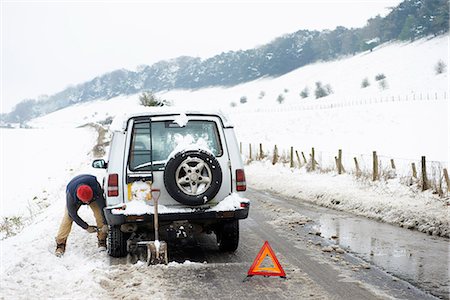 Man working on broken down car in snow Photographie de stock - Premium Libres de Droits, Code: 6113-06753394