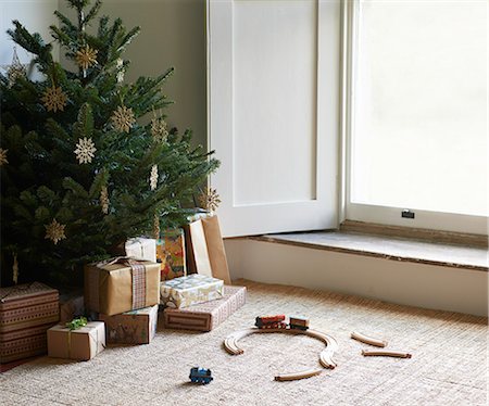 Train set and Christmas gifts under tree Stockbilder - Premium RF Lizenzfrei, Bildnummer: 6113-06753395