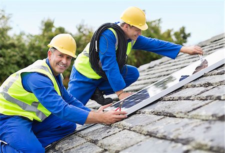 simsearch:6113-06753315,k - Workers installing solar panels on roof Fotografie stock - Premium Royalty-Free, Codice: 6113-06753333