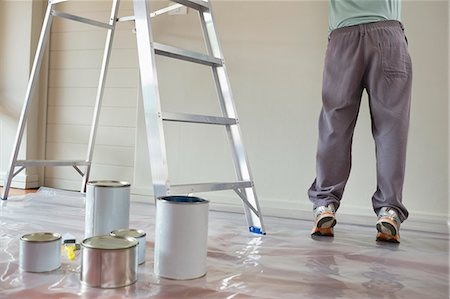 paint buckets - Man painting in room Foto de stock - Sin royalties Premium, Código: 6113-06753331