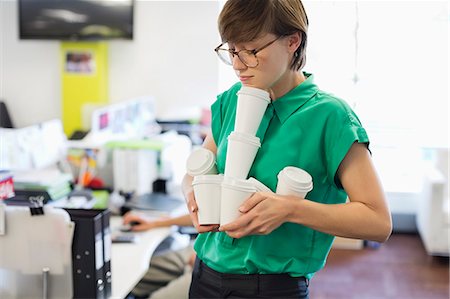 Businesswoman balancing empty coffee cups Stockbilder - Premium RF Lizenzfrei, Bildnummer: 6113-06753453