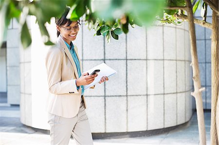 recibo - Businesswoman using cell phone outdoors Photographie de stock - Premium Libres de Droits, Code: 6113-06753477