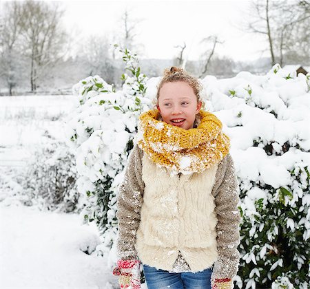 Girl smiling in snow Photographie de stock - Premium Libres de Droits, Code: 6113-06753401