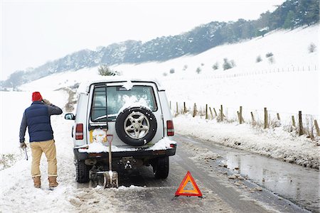 stop - Man working on broken down car in snow Stockbilder - Premium RF Lizenzfrei, Bildnummer: 6113-06753407