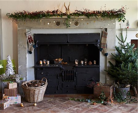 Fireplace decorated for Christmas Photographie de stock - Premium Libres de Droits, Code: 6113-06753406