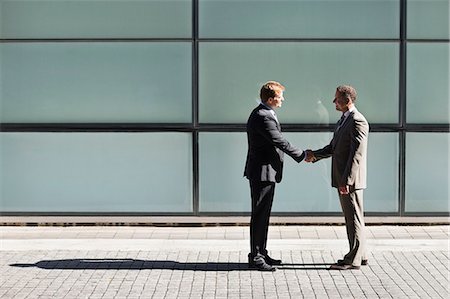Businessmen shaking hands outdoors Photographie de stock - Premium Libres de Droits, Code: 6113-06753413