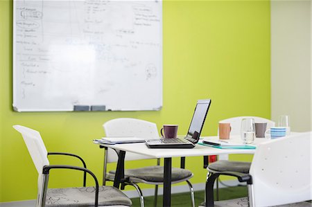 food at the office - Laptop and coffee cups on meeting table Foto de stock - Sin royalties Premium, Código: 6113-06753561