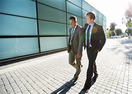 supportive hug - Businessmen walking on city street Foto de stock - Sin royalties Premium, Código: 6113-06753572